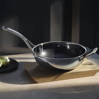 *Wok pan profi resist, 28cm. While stock lasts. Cannot be combined with other discounts or promotions. (RRP €179.99 | Outlet price €125.99)
